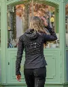 chaqueta-acolchada-tecnica-con-capucha-de-mujer.webp